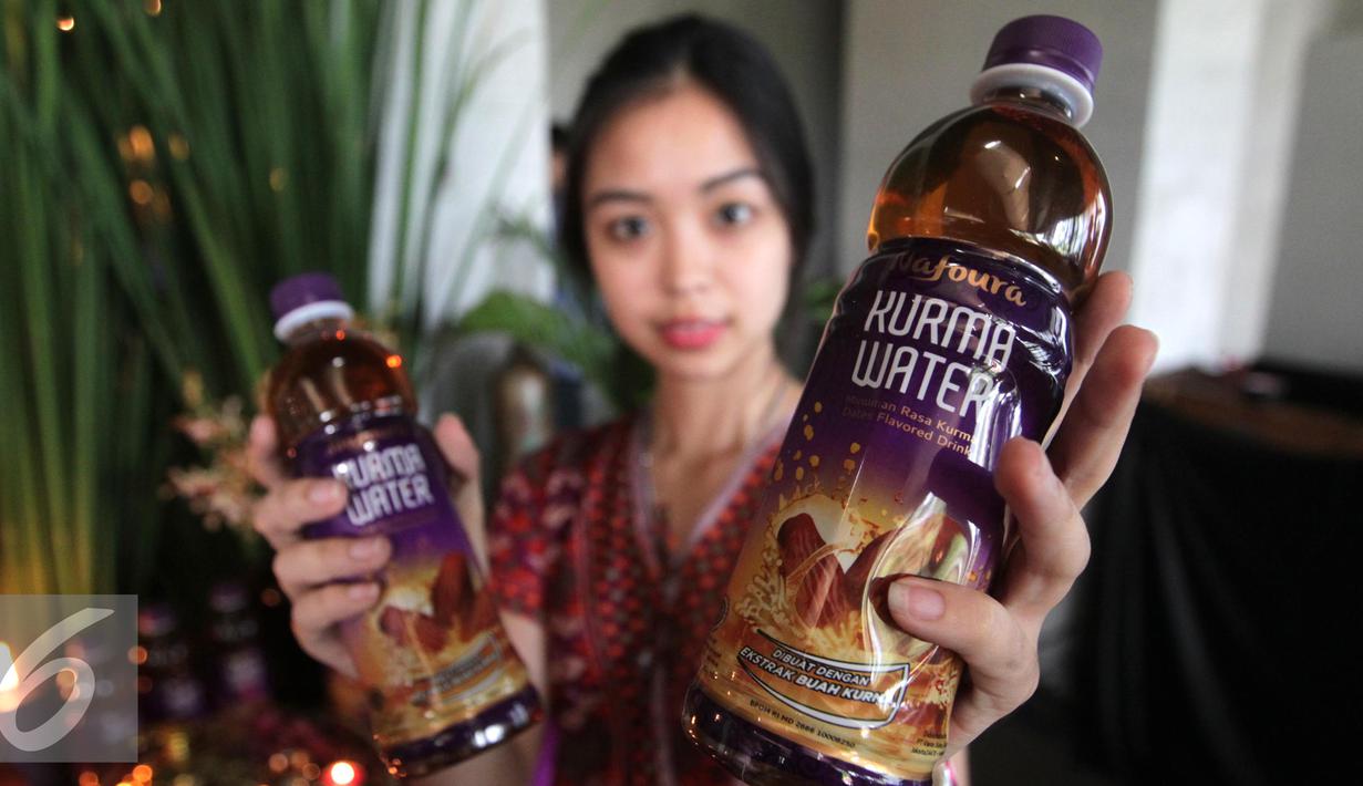 Model menunjukkan prodak Nafoura Kurma Water di Jakarta, Kamis (2/5). Nafoura Kurma Water siap dipasarkan di Indonesia untuk memenuhi kebutuhan nutrisi masyarakat saat berpuasa. (Liputan6.com/Angga Yuniar)