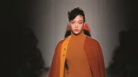 Glamor dengan Siluet Tajam ala Bottega Veneta