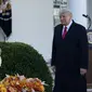 Presiden Donald Trump berjalan untuk mengampuni Corn si Kalkun Thanksgiving Nasional di Rose Garden, Gedung Putih, Washington, Amerika Serikat, Selasa (24/11/2020). Thanksgiving adalah hari libur resmi di Amerika Serikat. (AP Photo/Susan Walsh)