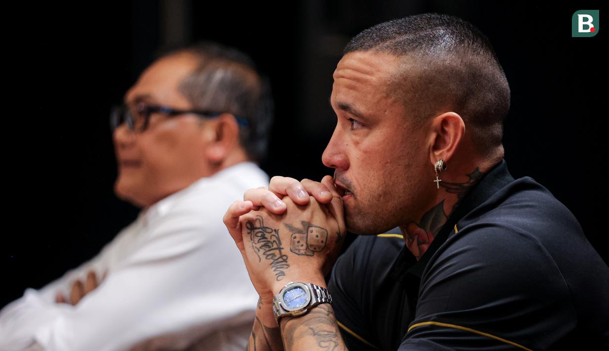 <p>Pemain Belgia berdarah Indonesia, Radja Nainggolan (kanan) bersama Chief Operating Officer Bhayangkara FC, Sumardji saat dikenalkan sebagai rekrutan baru Bhayangkara FC di ruang konferensi pers Stadion Utama Gelora Bung Karno (SUGBK), Senayan, Jakarta, Senin (04/12/2023). (Bola.com/Bagaskara Lauardi)</p>