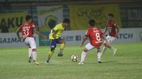Persegres Gresik United takluk 1-3 dari Bali United FC di Stadion Surajaya, Lamongan, Senin (31/7/2017). (Bola.com/Fahrizal Arnas)