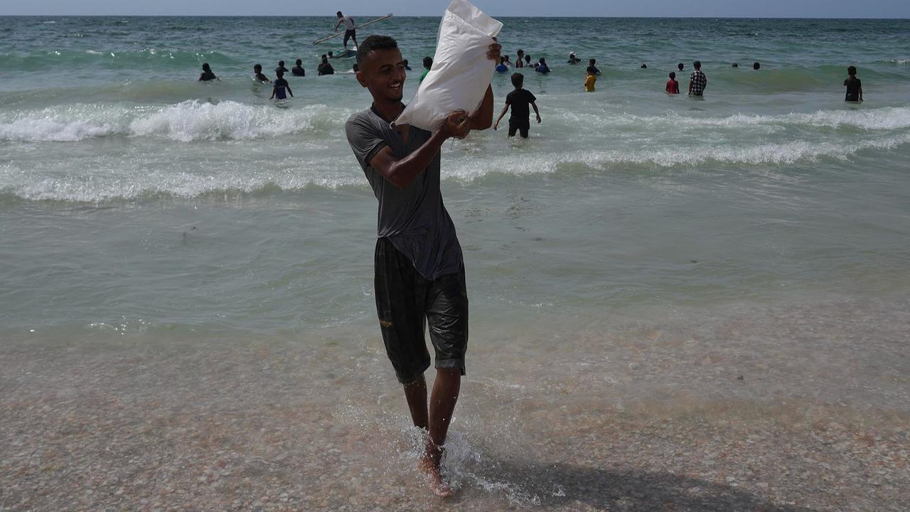 FOTO: Di Tengah Krisis, Warga Gaza Berebut Bantuan yang Tercebur ke Laut Mediterania