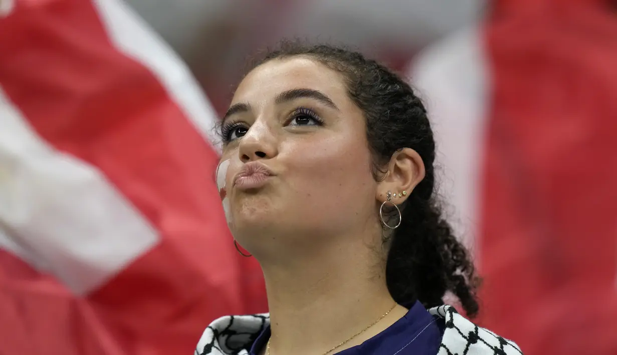 orang fans wanita tim Inggris di tribun menunggu dimulainya pertandingan grup B Piala Dunia 2022 Qatar antara Inggris dan Amerika Serikat di Stadion Al Bayt di Al Khor, Qatar, Sabtu (26/11/2022). Di pertandingan ini Inggris dan Amerika Serikat bermain imbang 0-0. (AP Photo/Luca Bruno)