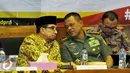 Panglima TNI Jenderal Gatot Nurmantyo berbincang dengan Ketua Majelis Syuro PKS Segaf Al-Jufri saat Seminar Kebangsaan 70 Tahun Kemerdekaan Indonesia, Jakarta, Rabu (26/08/2015). (Liputan6.com/Andrian M Tunay)