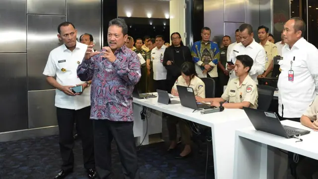 Wamenhan Sakti Wahyu Trenggono melakukan kunjungan kerja ke Pusdatin, Pushanaiber, dan Balitbang Kementerian Pertahanan,  Rabu (13/11/2019). (Merdeka.com/ Ronald)