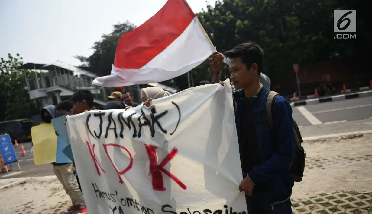 Mahasiswa yang tergabung dalam Jamak melakukan aksi unjuk rasa di KPK Jakarta, Rabu (3/10). Mereka juga menunut KPK menindak lanjuti hasil temuan investigasi audit BPK dalam kasus kontrak JICT-Koja. (Liputan6.com/Angga Yuniar)