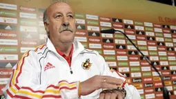Pelatih Spanyol Vicente Del Bosque dalam konferensi pers yang digelar di North West University Sports Village, Pochefstroom, 4 Juli 2010. AFP PHOTO / LLUIS GENE 