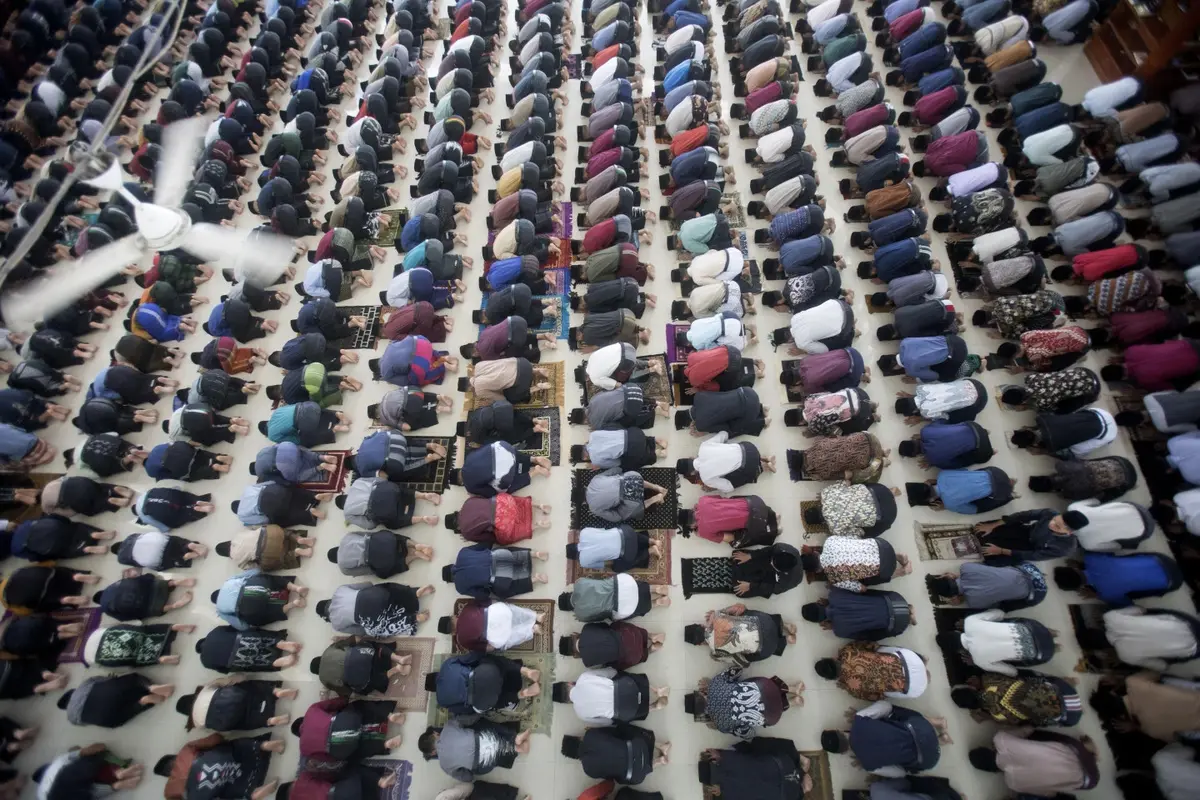 Umat Muslim Melakukan Ibadah Salat