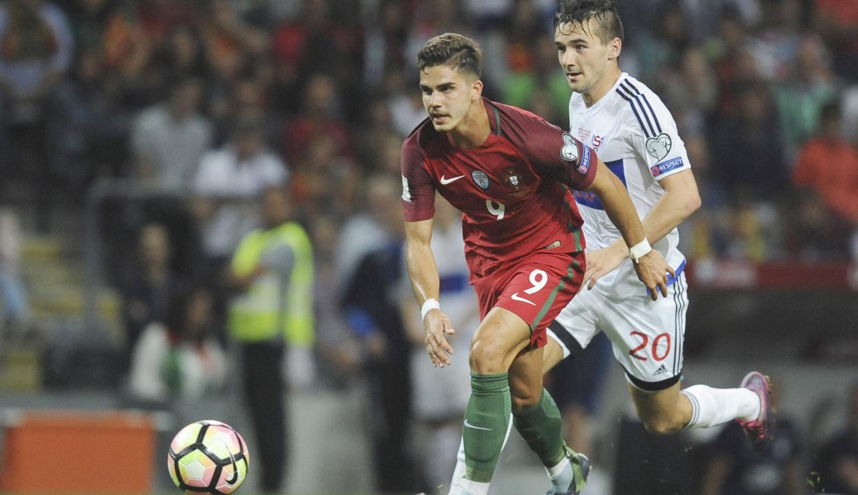 Pemain Portugal, Andre Silva (depan) menempati peringktat kelima dengan total enam gol selama kualifikasi Piala Dunia 2018. (AP/Paulo Duarte)