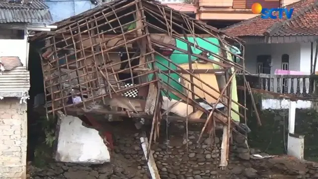 Sebelumnya, penghuni rumah telah diperingatkan warga soal batu pondasi rumah mereka telah bergeser akibat derasnya arus Kali Ciliwung.