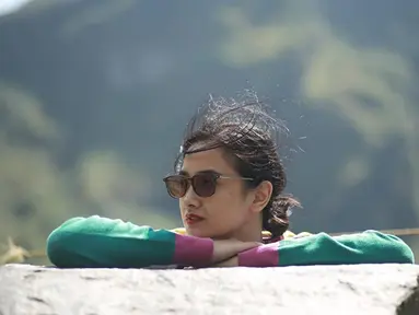 Sebagai model dan aktris Nadya Arina banyak mengisi waktu luangnya dengan travelling. Dalam media sosial Instagramnya, wanita pemilik nama lengkap Nadya Arina Pramudita ini mengunjungi lokasi wisata alam seperti curug maupun mendaki gunung. Dalam momen petualangannya ini ia pun kerap ditemani oleh sahabat hingga kekasih. (Liputan6.com/IG/@nadyaarina)