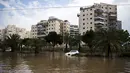 Sebuah mobil yang terparkir terjebak banjir yang melanda selatan kota Ashkelon, Senin (9/11).  Hujan di Ashkelon yang kurang dari satu jam telah membuat kota ini kebanjiran. (REUTERS/Amir Cohen)