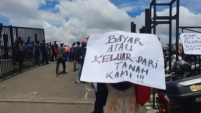 LSM dan warga melakukan unjuk rasa (demo) meminta ganti rugi lahan pembangunan kampus UIII (Kemenag), Kota Depok.
