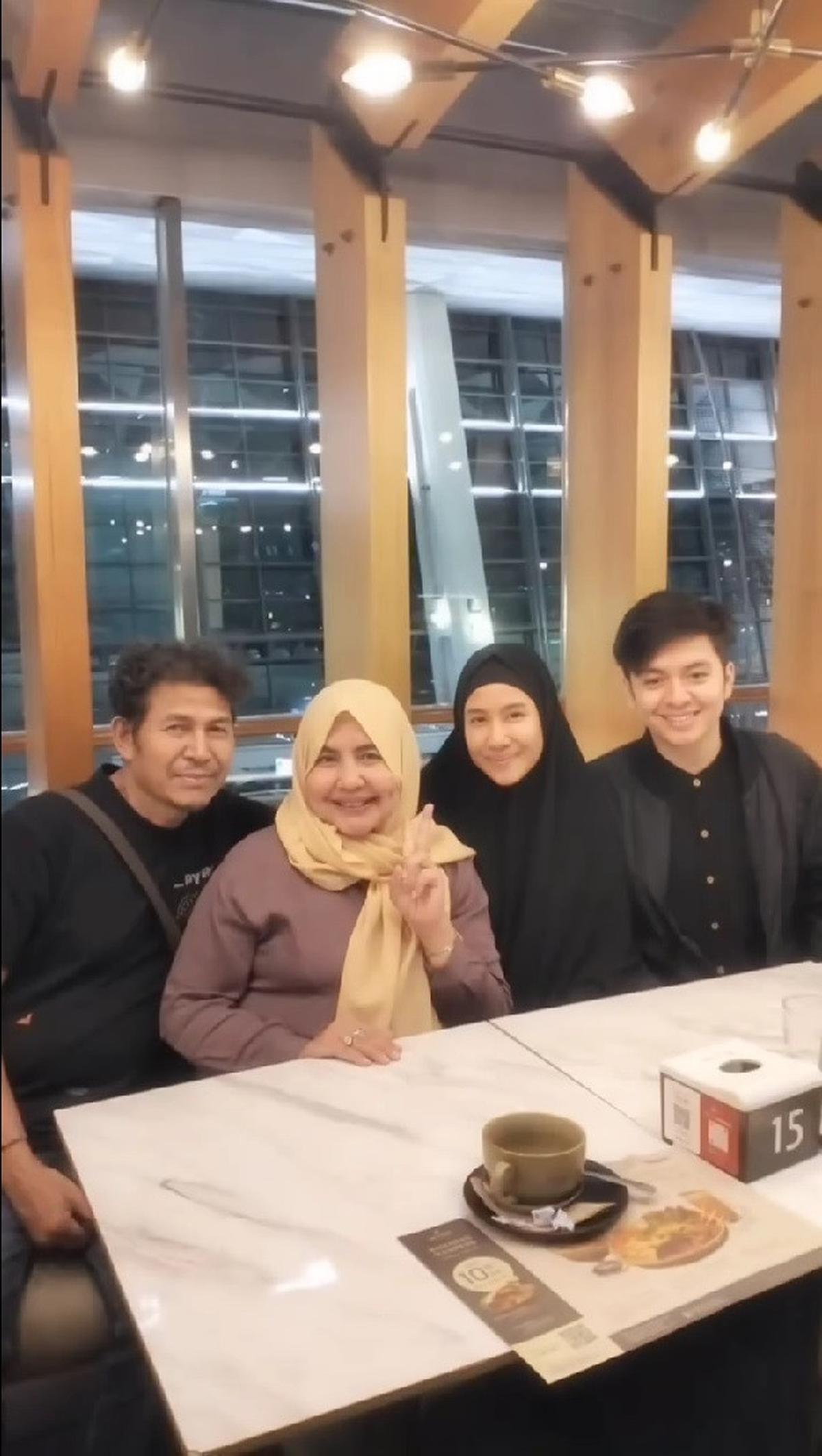 4 Potret Shenina Cinnamon Jalani Umrah Perdana Bersama Suami, Pakai Busana Syar'i Dan Tampil Tanpa Makeup