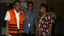 Direktur CV Putra Pratama Zulfikar Muharrami berjalan meninggalkan Gedung KPK, Jakarta, seusai diperiksa penyidik, Senin (10/10). Zulfikar diduga turut menyuap Bupati Banyuasin Yan Anton sebesar Rp 1 Milyar. (Liputan6.com/Helmi Afandi)