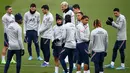 Gelandang PSG Angel Di Maria (kanan) dan para pemain berkumpul di lapangan selama sesi latihan di Camp des Loges Paris Saint-Germain, di Saint-Germain-en-Laye, barat Paris pada 10 Februari 2022. PSG akan menjamu Rennes pada lanjutan Ligue 1, Sabtu 12 Februari 2022 dini hari WIB. (FRANCK FIFE / AFP)