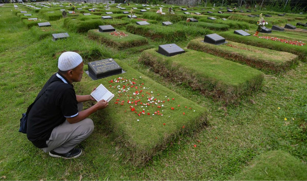 Ziarah kubur di makam khusus korban Covid-19 Srengseng Sawah