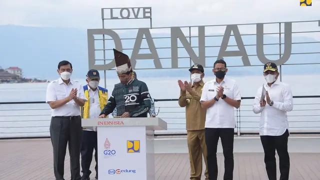 Presiden Joko Widodo (Jokowi) meresmikan penataan Kawasan Pantai Bebas Parapat, Rabu (2/2/2022). (Dok Kementerian PUPR)