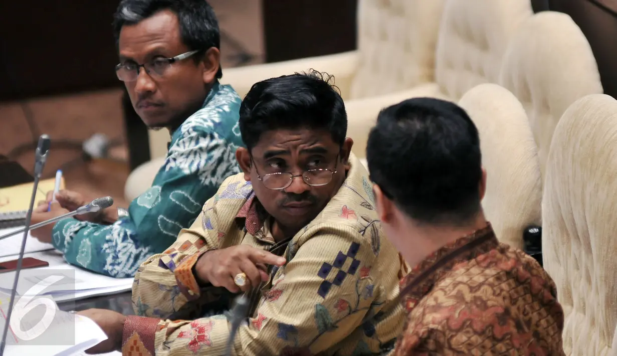 Dirjen Otda Kemendagri Sumarsono (tengah) saat mengikuti Rapat Dengar Pendapat (RDP) dengan Komisi II DPR RI dan Komite I DPD RI di Jakarta, (26/2). Rapat tersebut membahas RPP Desertada dan Penataan Daerah. (Liputan6.com/JohanTallo)