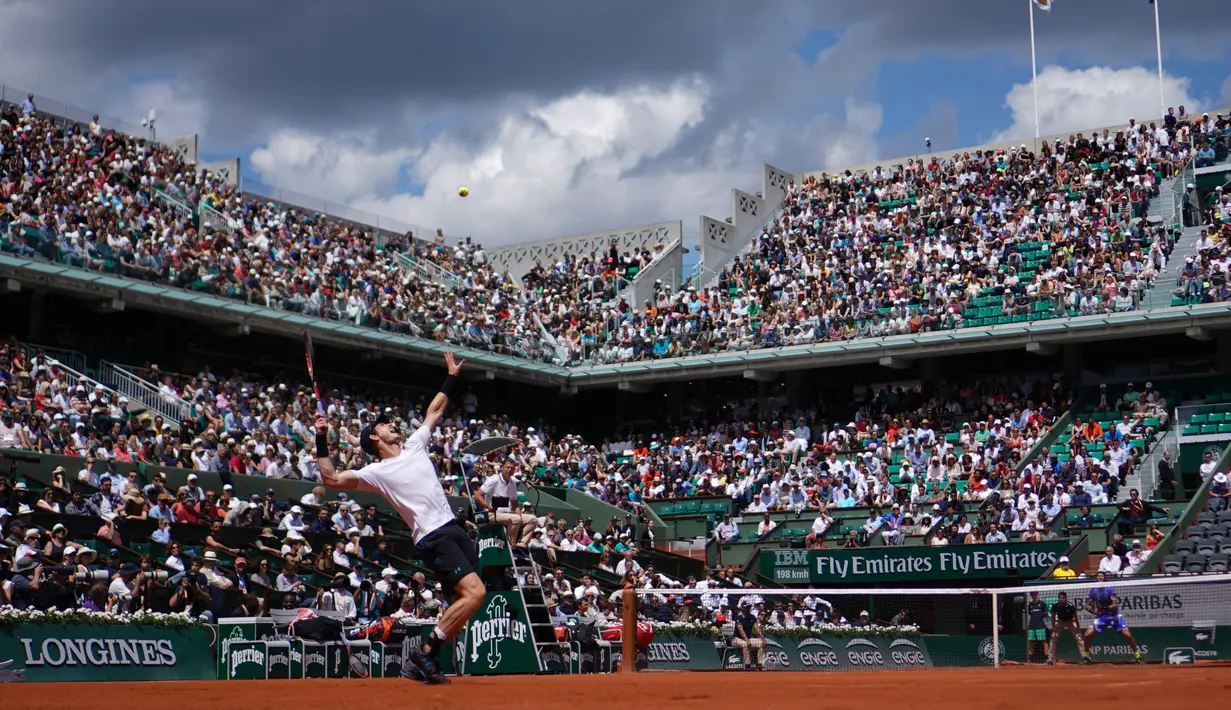Suasana pertandingan petenis asal Inggris, Andy Murray melawan petenis Rusia, Karen Khachanov di turnamen Prancis Terbuka di stadion Roland Garros, di Paris, Prancis (5/6). Murray meraih kemenangan 6-3, 6-4, 6-4. (AFP Photo/Olivier Morin)