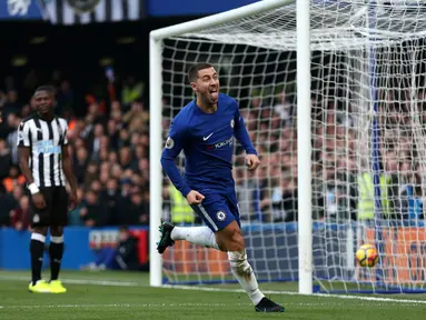 Pemain Chelsea Eden Hazard melakukan selebrasi usai mencetak gol saat melawan Newcastle dalam pertandingan Liga Inggris di Stamford Bridge, London (2/12). Chelsea menang telak 3-1 atas Newcastle. (Steven Paston / PA via AP)