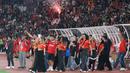 Para keluarga dari pemain Persija Jakarta masuk ke dalam lapangan Stadion Utama Gelora Bung Karno untuk ikut merayakan kemenangan sekaligus ulang tahun ke-97 Persija. (Bola.com/M Iqbal Ichsan)