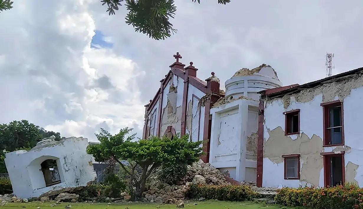 Kerusakan pada Gereja Sta Maria de Mayan setelah gempa kembar berkekuatan magnitudo 5,4 dan 5,9 di Itbayat on Pulau Batanes, Filipina (27/7/2019). Delapan orang tewas dan belasan lainnya cedera akibat gempa kembar tersebut. (AFP Photo/Dominic De Sagon Asa)