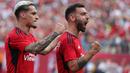 Selebrasi gelandang Manchester United, Bruno Fernandes (kanan) bersama Antony setelah mencetak gol pertama timnya ke gawang Arsenal pada laga pramusim 2023/2024 di MetLife Stadium, New Jersey, USA, Minggu (23/7/2023) pagi WIB. (AFP/Getty Images/Al Bello)