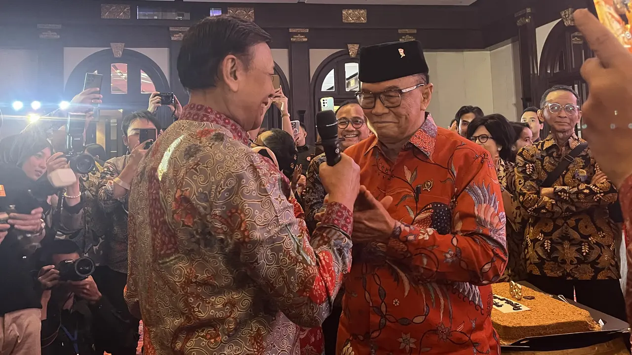 Ketua Dewan Pertimbangan Presiden (Wantimpres) Wiranto hadir di acara syukuran ulang tahun ke-88 Anggota Wantimpres Irjen Pol (Purn) Sidarto Danusubroto di Hotel Bidara, Jakarta Selatan, Selasa (11/6/2024). (Liputan6.com/Winda Nelfira)
