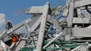 Tim penyelamat mencari korban di reruntuhan Hotel Roa-Roa setelah gempa dan tsunami menghantam Palu, Sulawesi Tengah, Senin (1/10). Sebanyak 18 negara menawarkan bantuan untuk bencana gempa dan tsunami Palu-Donggala. (AP Photo/Tatan Syuflana)