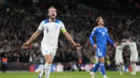 Penyerang Inggris Harry Kane merayakan gol ketiga untuk timnya yang dicetak ke gawang Italia pada laga lanjutan Grup C kualifikasi Euro 2024, di Wembley, London, Rabu dini hari WIB (18/10/2023). (AP Photo/Kirsty Wigglesworth)