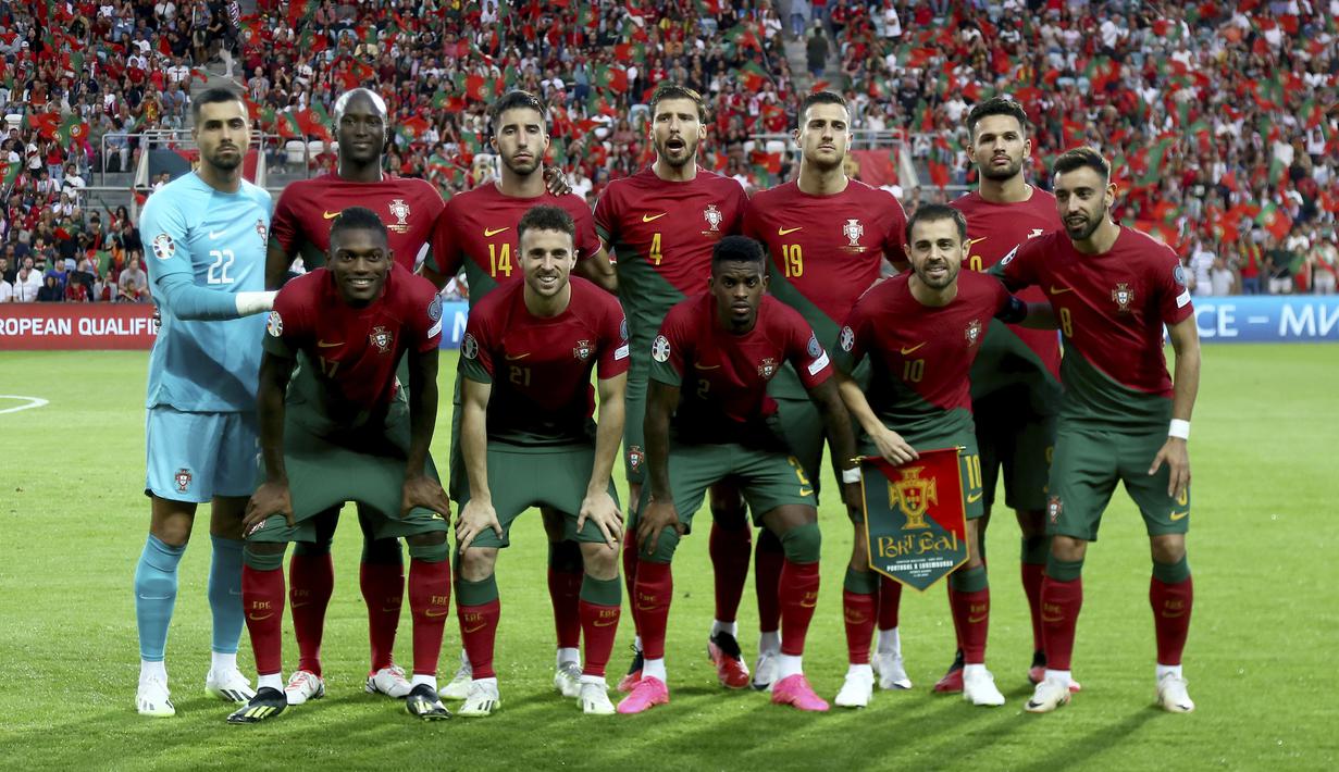 Skuad starting XI Timnas Portugal berpose sebelum dimulainya laga Grup J Kualifikasi Euro 2024 menghadapi Luksemburg di Estadio Algarve, Selasa (12/9/2023) dini hari WIB. (AP Photo/Joao Matos)