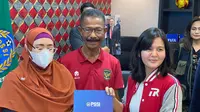 Mantan sekjen PSSI, Ratu Tisha Destria, berpose setelah menyerahkan formulir pencalonan sebagai Wakil Ketua Umum PSSI periode 2023-2027 di GBK Arena, Senayan, Jakarta, Minggu (15/1/2023) siang. (ist)