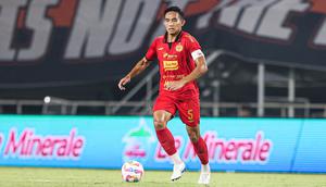 Rizky Ridho&nbsp;saat Persija Jakarta bertanding melawan Semen Padang pekan ke-30 Liga 1 2024/2025 di Stadion Pakansari, Kabupaten Bogor, Minggu (27/4/2025). (Bola.com/Abdul Aziz)
