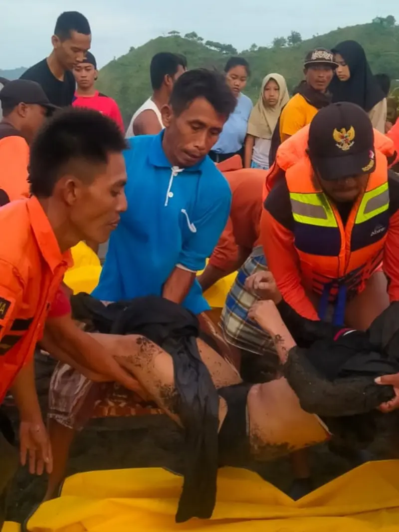 Tim SAR Gabungan evakuasi korban tewas di Pantai Payangan Jember. (Istimewa)