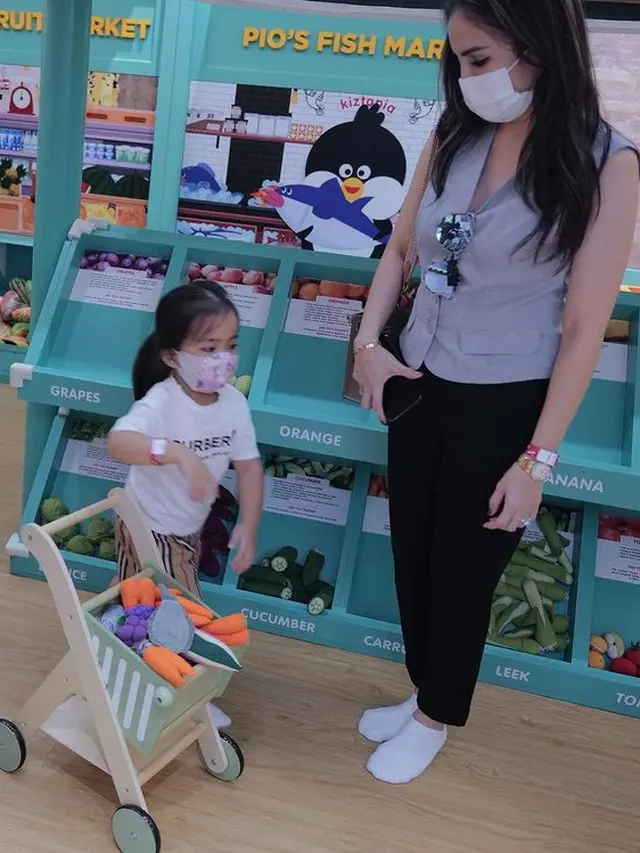 Potret Momo Geisha bersama buah hati di salah satu taman bermain Singapura. (Foto: Instagram/therealmomogeisha)