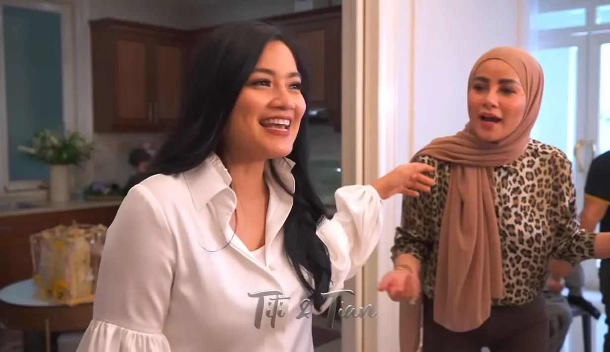 Ia datang sebagai tamu di acara ulang tahun Aleena, putri Olla dan Aufar yang baru saja berusia 7 tahun. (YouTube Titi dan Tian)