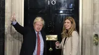 Perdana Menteri Inggris, Boris Johnson, Bersama Sang Kekasih, Carrie Symonds. (Foto: AP Photo)