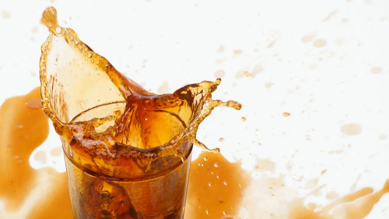 Sebaiknya tak minum air teh manis saat panas terik. (Foto: thetimesgazette.com )