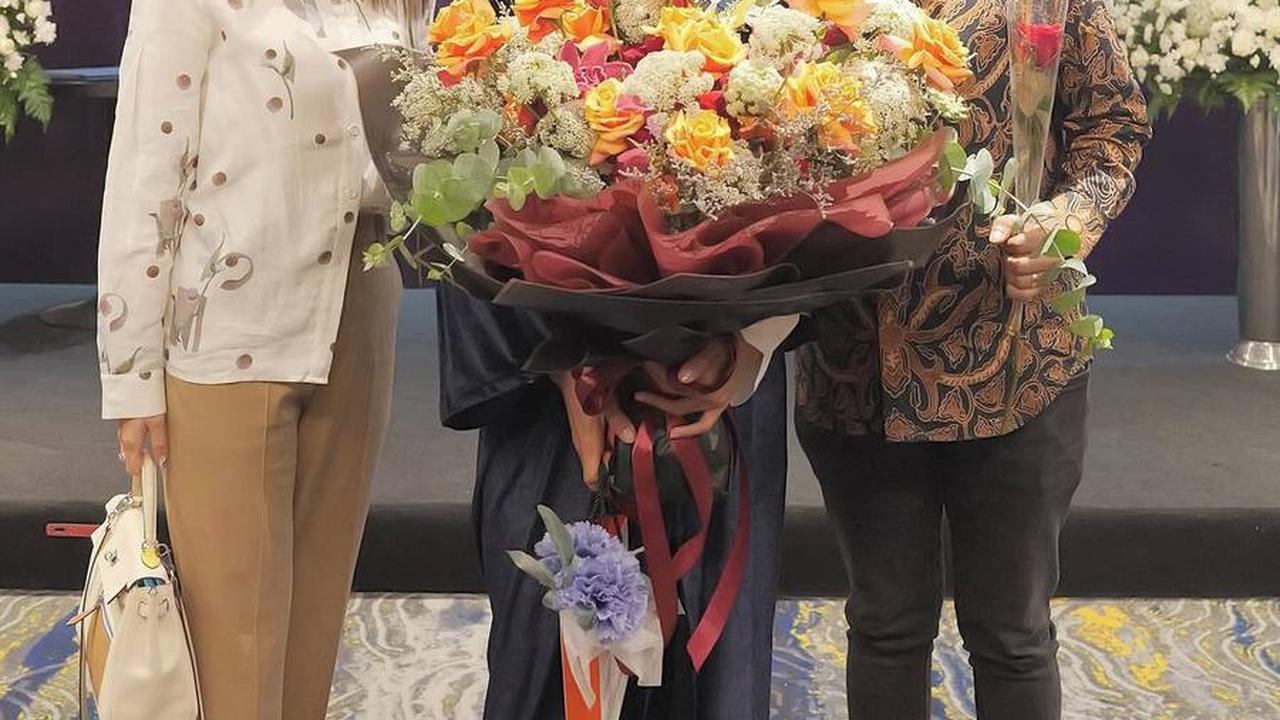 Merayakan Kelulusan Onyo
