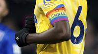 Marc Guehi dari Crystal Palace mengenakan ban kapten Rainbow Laces yang bertuliskan 'Jesus Heart You' pada pertandingan sepak bola Liga Utama Inggris antara Ipswich Town dan Crystal Palace di Portman Road, Ipswich, Inggris, Selasa, 3 Desember 2024. (Zac Goodwin/PA melalui AP)