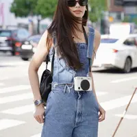 Sabrina Chairunnisa tampil menawan bagai ABG saat ke Korea. Ia kenakan one set denim on denim. [Foto: Instagram/ Sabrina Chairunnisa]