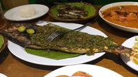 Kabupaten HST manfaatkan ikan gabus, kaya gizi dan mudah ditemukan, sebagai bahan utama inovasi masakan sehat. Edukasi dan lomba masak dorong masyarakat konsumsi ikan lokal untuk pola makan bergizi. (Foto Ilustrasi Makan Ikan: Aditya Eka Prawira/Liputan6.com)