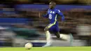 Gelandang Chelsea, N'Golo Kante membawa bola saat bertanding melawan Lille pada pertandingan leg pertama Liga Champions di Stamford Bridge, London, Rabu (23/2/2022). Chelsea menang atas Lille 2-0. (AP Photo/Ian Walton)