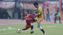 Gelandang Persija, Riko Simanjuntak, terjatuh saat berebut bola dengan Gelandang Mitra Kukar, Septian David Maulana, pada laga Piala Presiden di Stadion Manahan, Solo, Minggu, (4/2/2018). Persija menang 3-1 atas Mitra Kukar. (Bola.com/M Iqbal Ichsan)