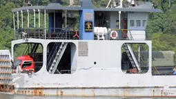 Kapal Pengayoman membawa truk berisikan logistik menyeberang menuju Pulau Nusakambangan melalui dermaga Wijayapura, Cilacap, Jateng, Rabu (27/7). Sejumlah persiapan terus dilakukan menjelang eksekusi hukuman mati jilid III. (Liputan6.com/Helmi Afandi)