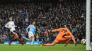 Pemain Manchester City, Leroy Sane (tengah) menyumbangkan satu gol ke gawang Burnley pada laga Premier League di Etihad Stadium, Manchester, (21/10/2017). Manchester City menang 3-0. (AFP/Oli Scarff)