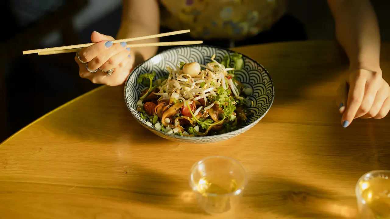 Ingin Menu Sehat yang Praktis? Coba Resep Soba Noodle Salad dengan Saus Wijen Ini