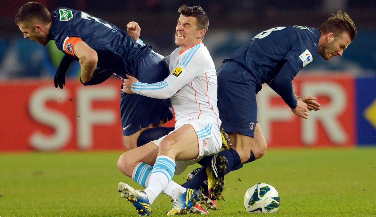 Joey Barton - Saat bermain di Premier League, Barton dikenal dengan permainan kasarnya. Beberapa pelanggaran yang pernah ia lakukan seperti menyikut Carlos Tevez, menendang Sergio Aguero, menyundul Vincent Kompany. (AFP/Miguel Medina)