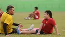 Cristian Gonzales berbincang dengan anaknya, Fernando Gonzales, seusai latihan bersama Arema Cronus di Stadion Gajayana, Malang, Jumat (30/10/2015). (Bola.com/Kevin Setiawan)